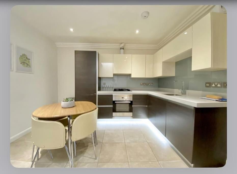 Apartment Luxury 4-bed With Balcony & Garden, Near Emirates Stadium, 15 Mins To London