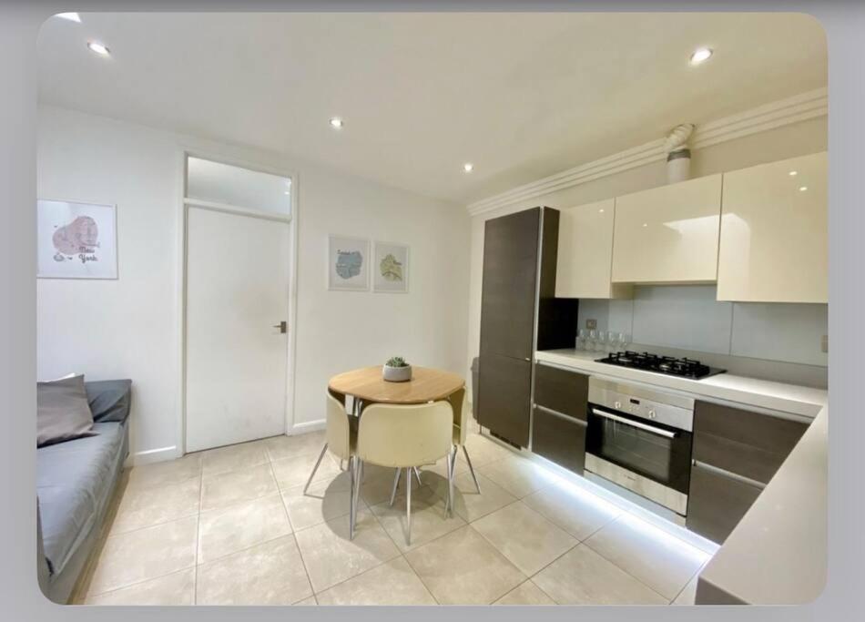 Luxury 4-bed With Balcony & Garden, Near Emirates Stadium, 15 Mins To London
