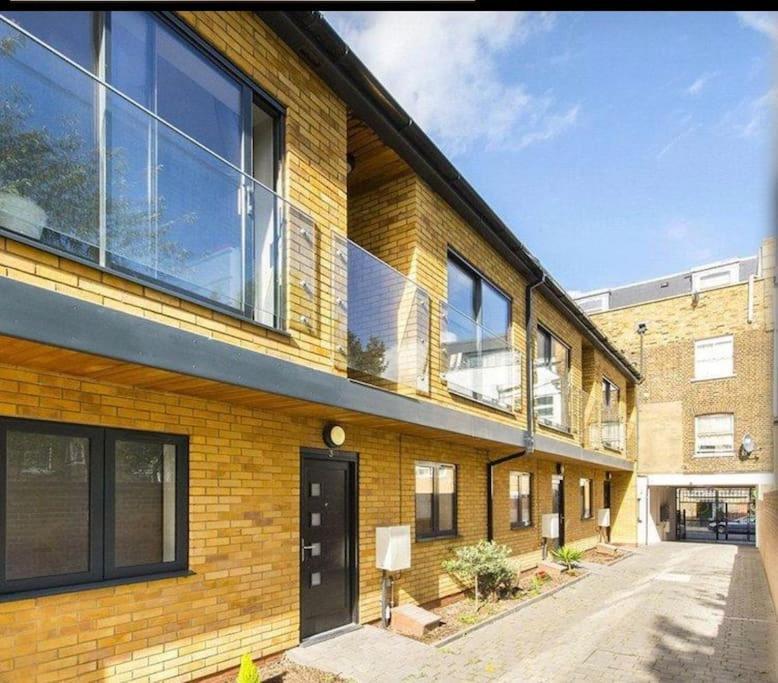 Luxury 4-bed With Balcony & Garden, Near Emirates Stadium, 15 Mins To * London