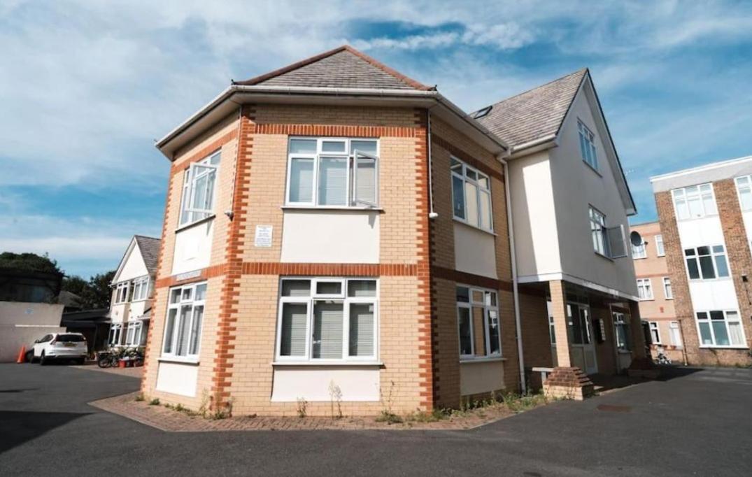 2 Bedroom, Parking, Hounslow St