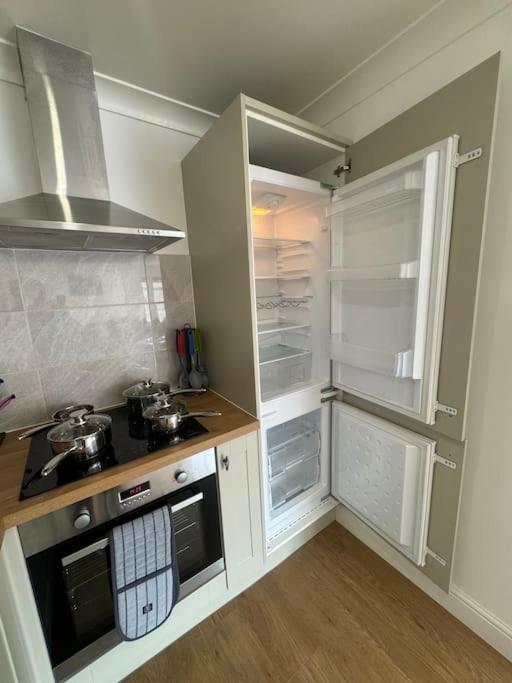 Apartment 2 Bedroom, Parking, Hounslow St