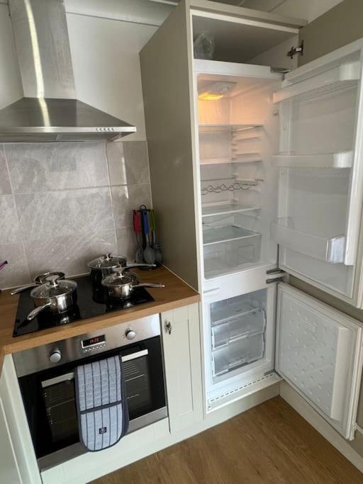Apartment 2 Bedroom, Parking, Hounslow St London