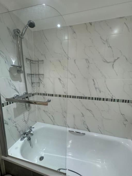 2 Bedroom, Parking, Hounslow St Apartment