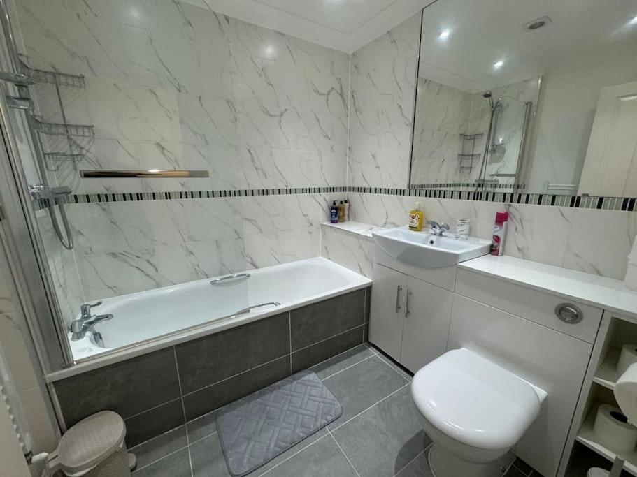 Apartment 2 Bedroom, Parking, Hounslow St