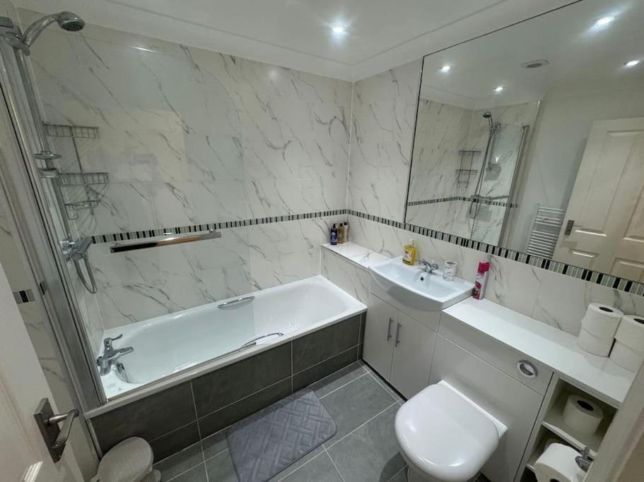 2 Bedroom, Parking, Hounslow St Apartment *