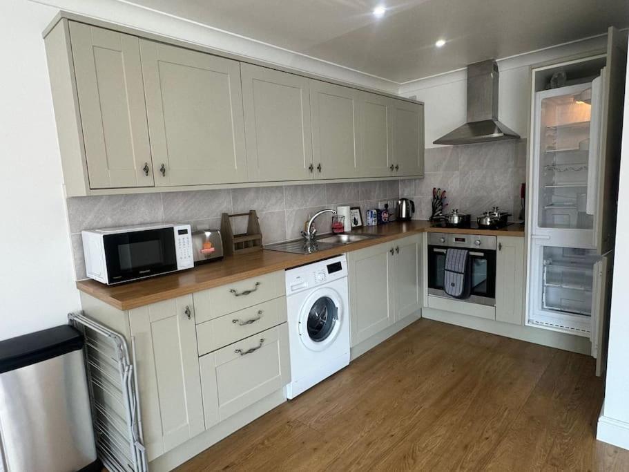 2 Bedroom, Parking, Hounslow St Apartment London