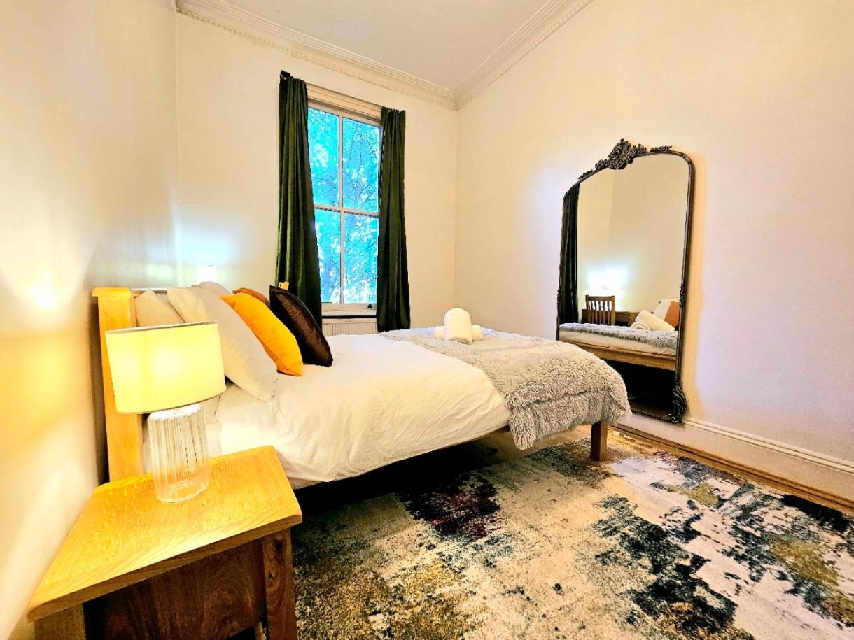 Charming With Private Balcony, On 1st Floor, With 2 Bathrooms, 3 Min Walk To Earl's Court Station *