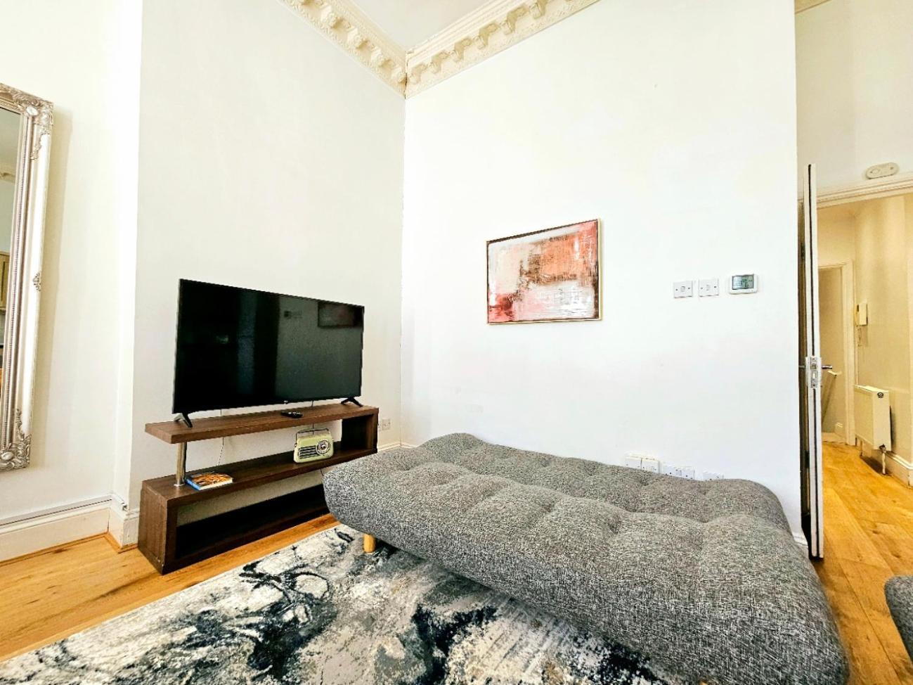 Charming With Private Balcony, On 1st Floor, With 2 Bathrooms, 3 Min Walk To Earl's Court Station Apartment London