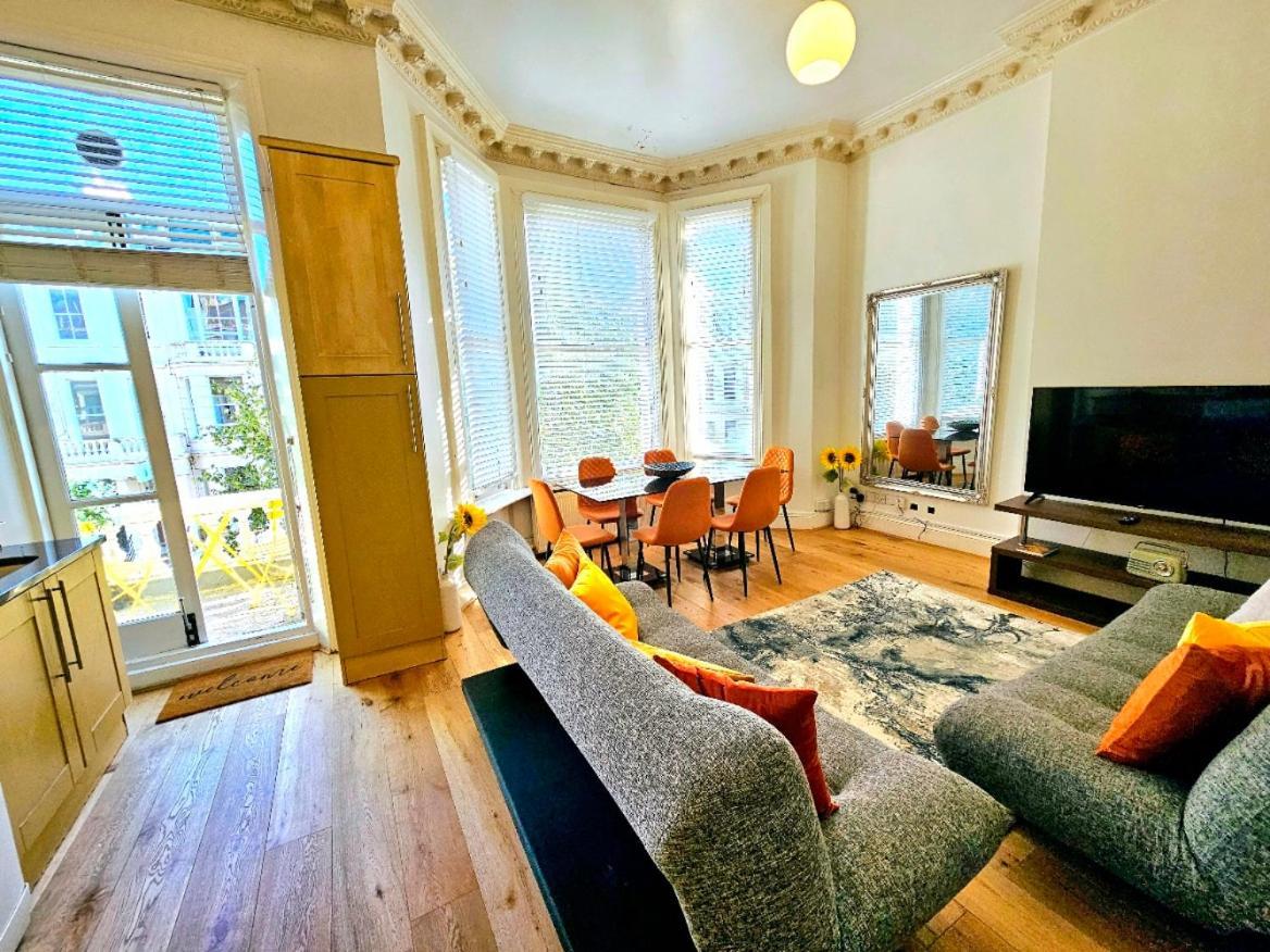 Charming With Private Balcony, On 1st Floor, With 2 Bathrooms, 3 Min Walk To Earl's Court Station *