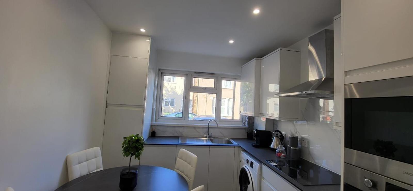 Delight Home-london Airport & Excel Holiday home