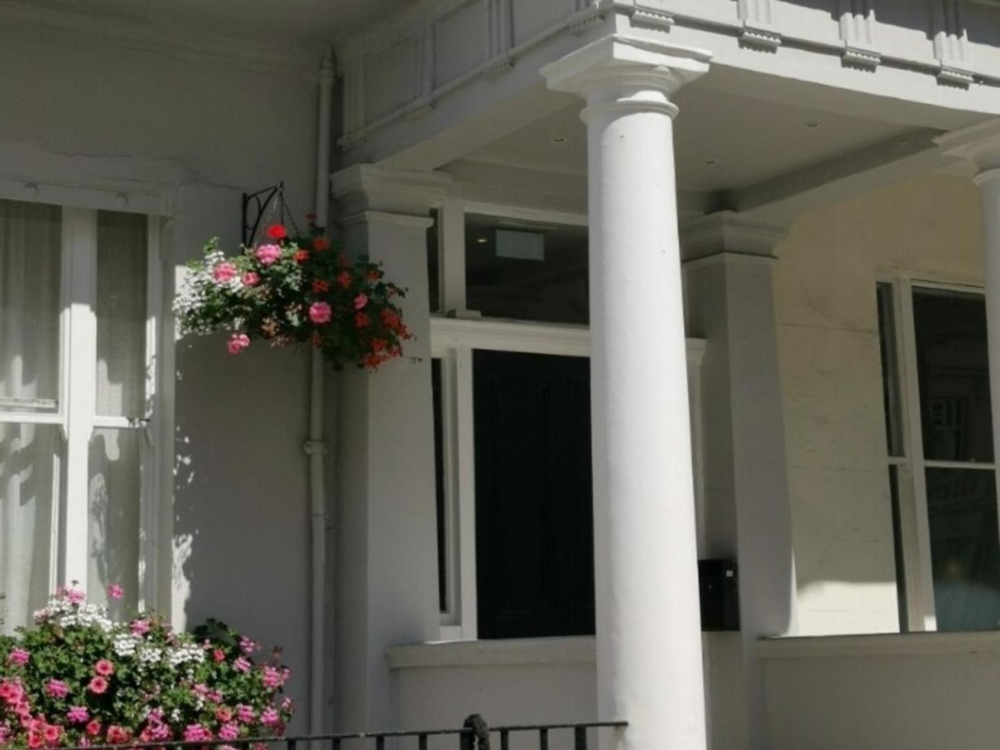 Sunny 1 Bedroom Flat In Apartment