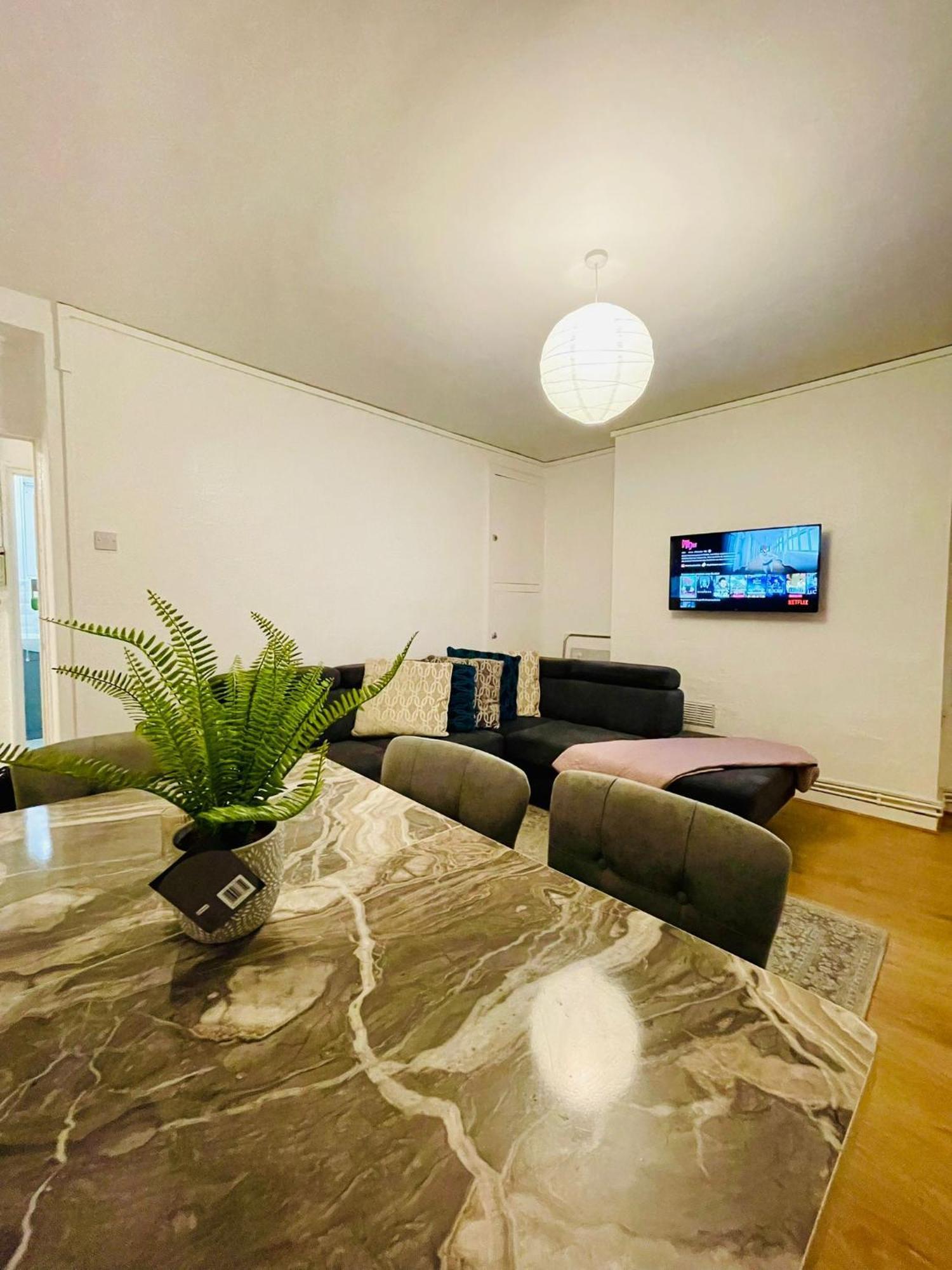 Apartamento 2bd Canarywharf Mile End Private Balcony Free Parking Londres