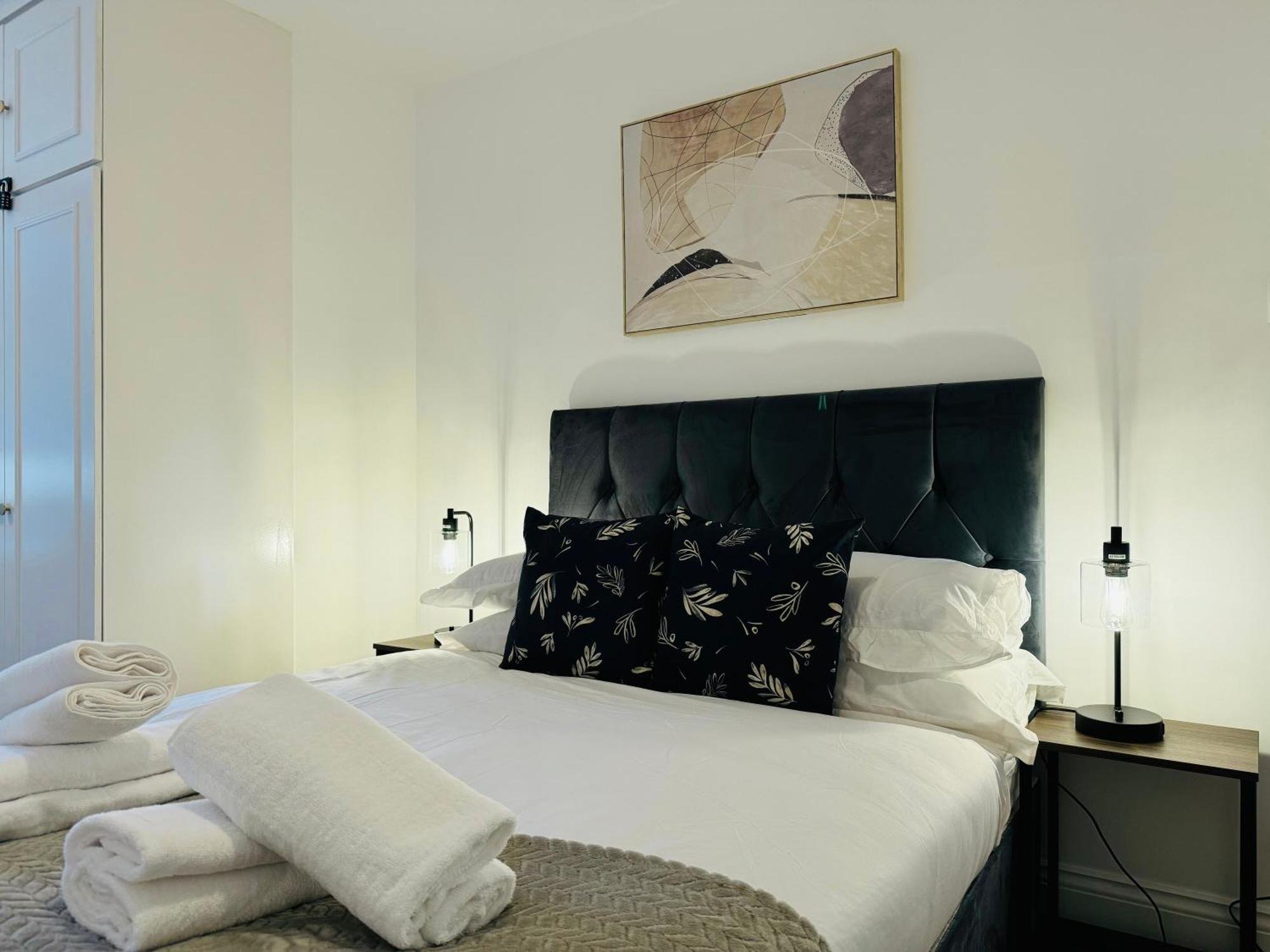 Earlsfield - Two Bedroom Flat Apartment *