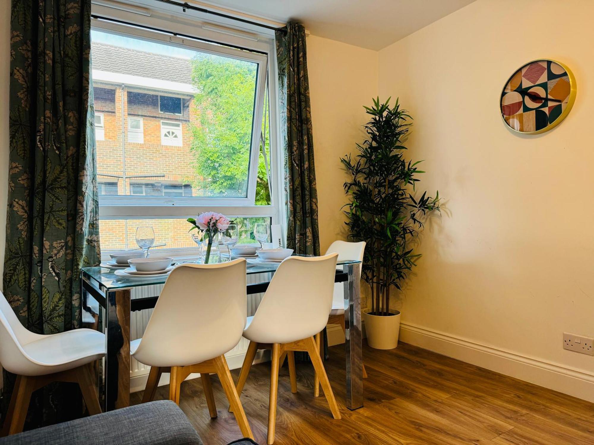 Earlsfield - Two Bedroom Flat Apartment *