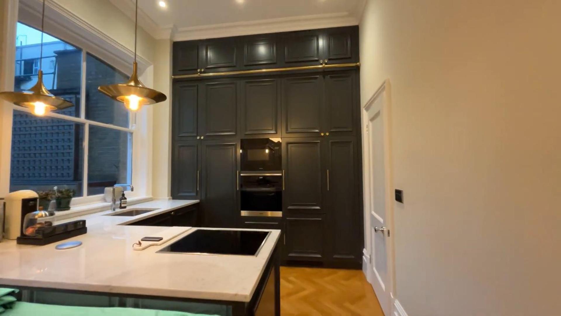 Apartment Exceptional Three-bedroom With Three En-suite Bathrooms London