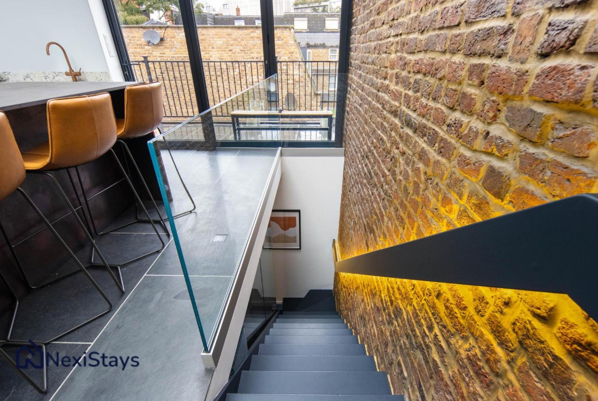 1 Min Walk To Euston Station, Modern Townhouse London