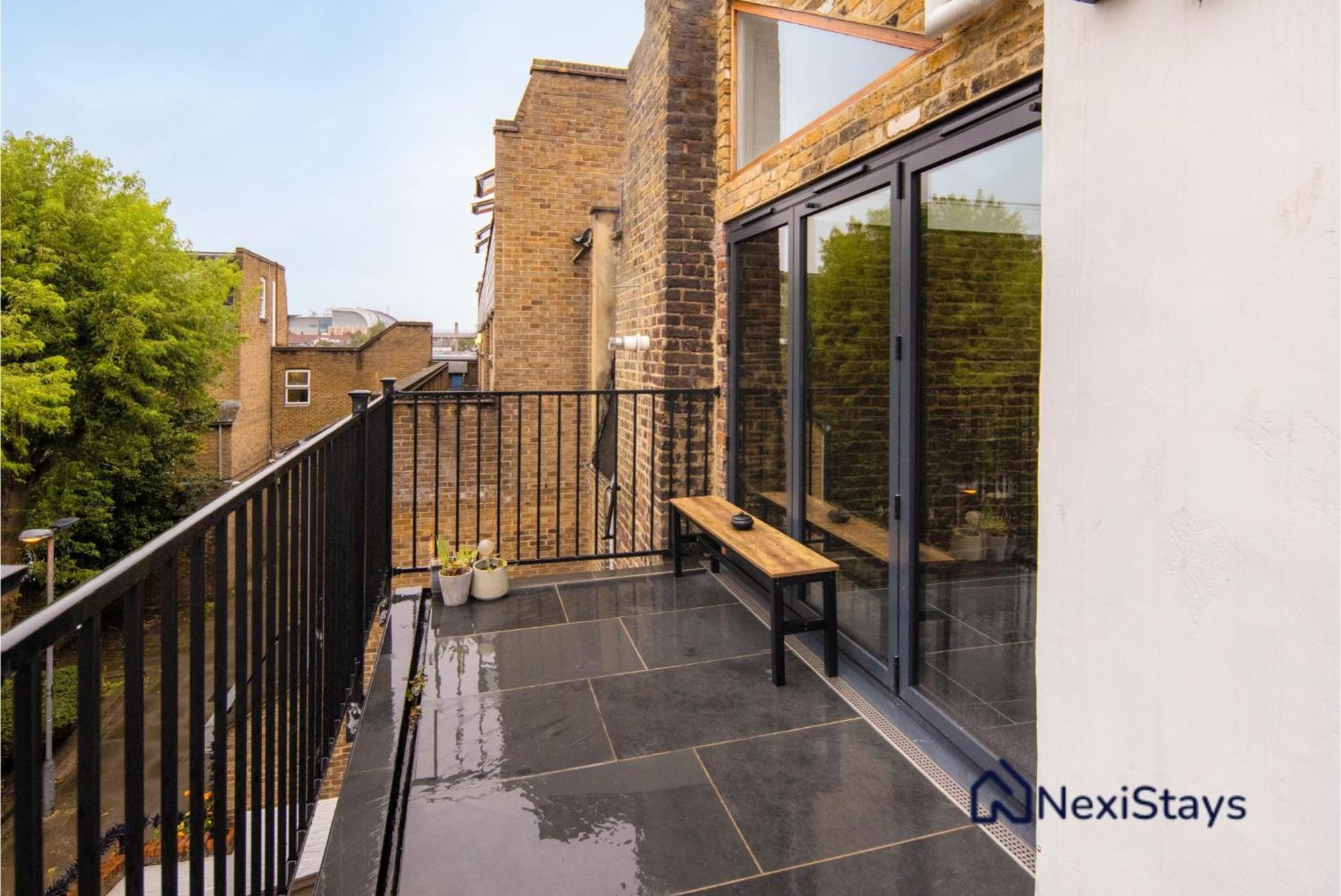 1 Min Walk To Euston Station, Modern Townhouse Apartment London