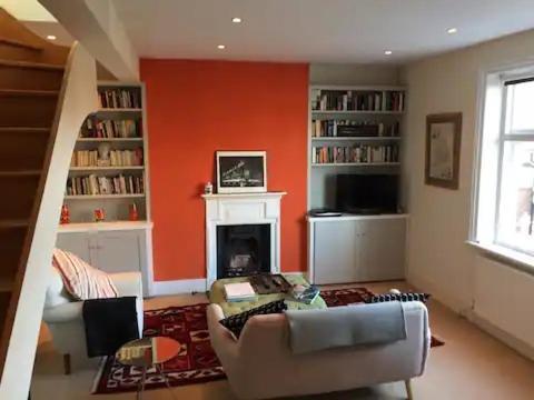 Stylish Floor 1 Bed Flat In West Hampstead Apartamento