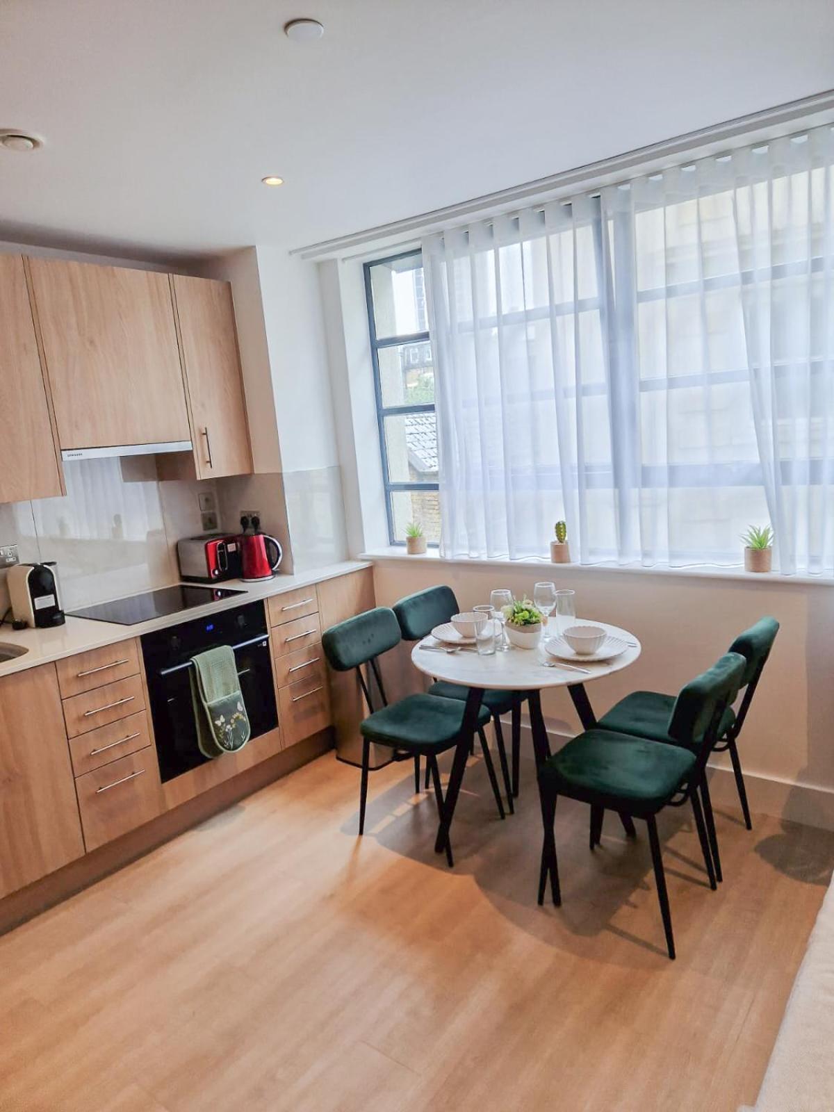 Modern & 3bedroom Flat With Pvt Balcony Steps From Regent's Park Apartment London