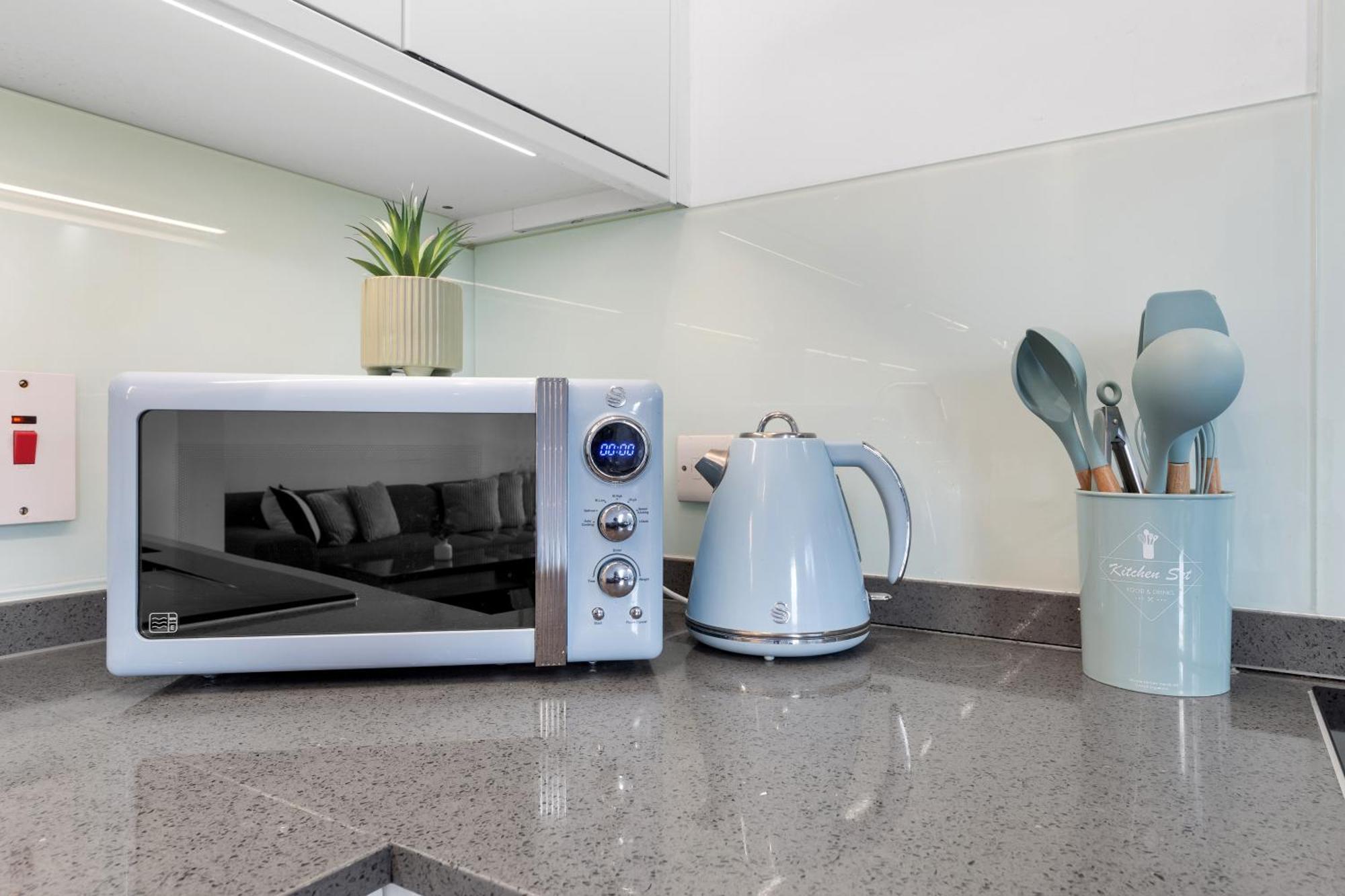 Luxury 4 Bedroom Flat With Stunning Shard View From Terrace In London! Next To Station, Sleeps 9 * London