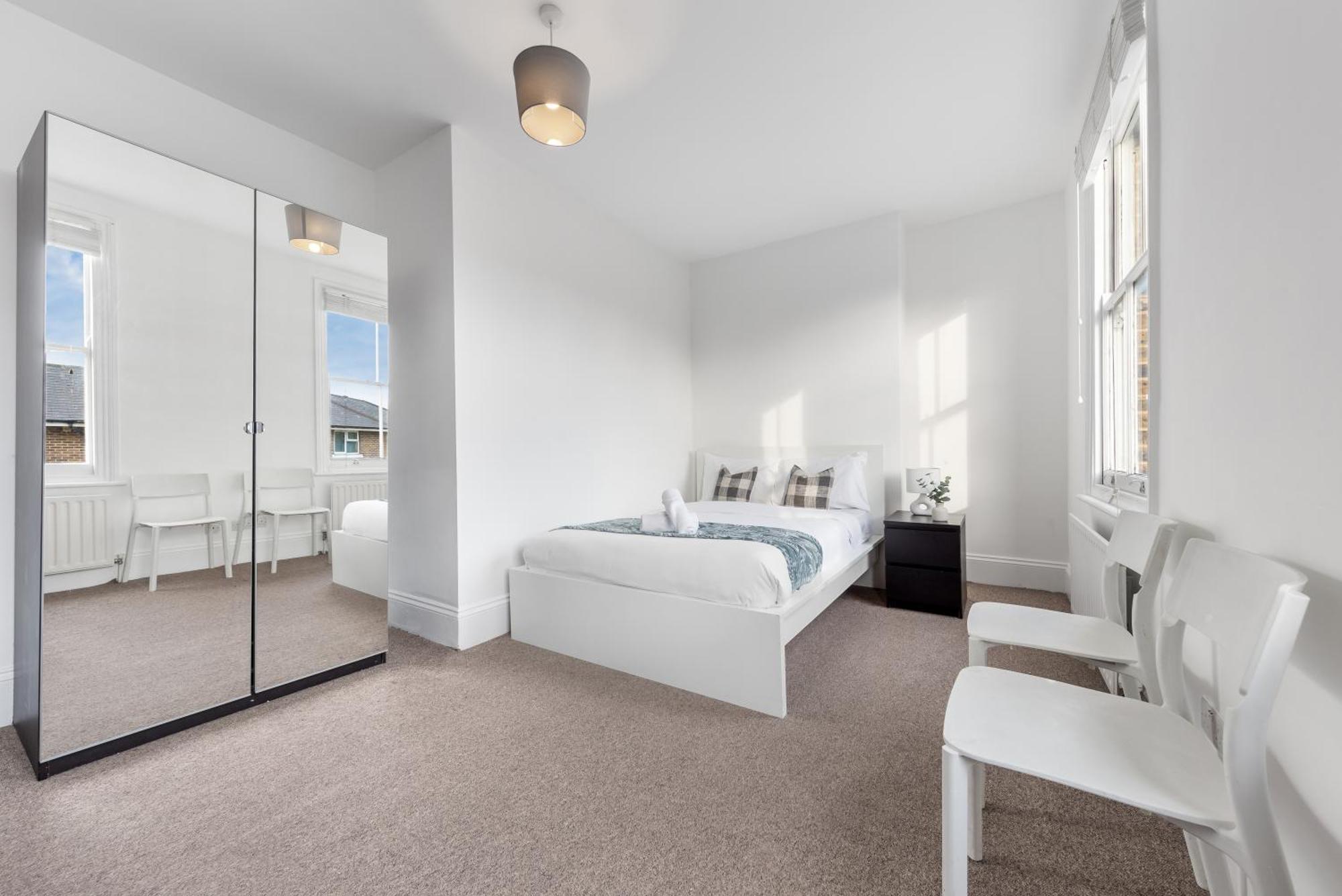 Apartment Luxury 4 Bedroom Flat With Stunning Shard View From Terrace In London! Next To Station, Sleeps 9
