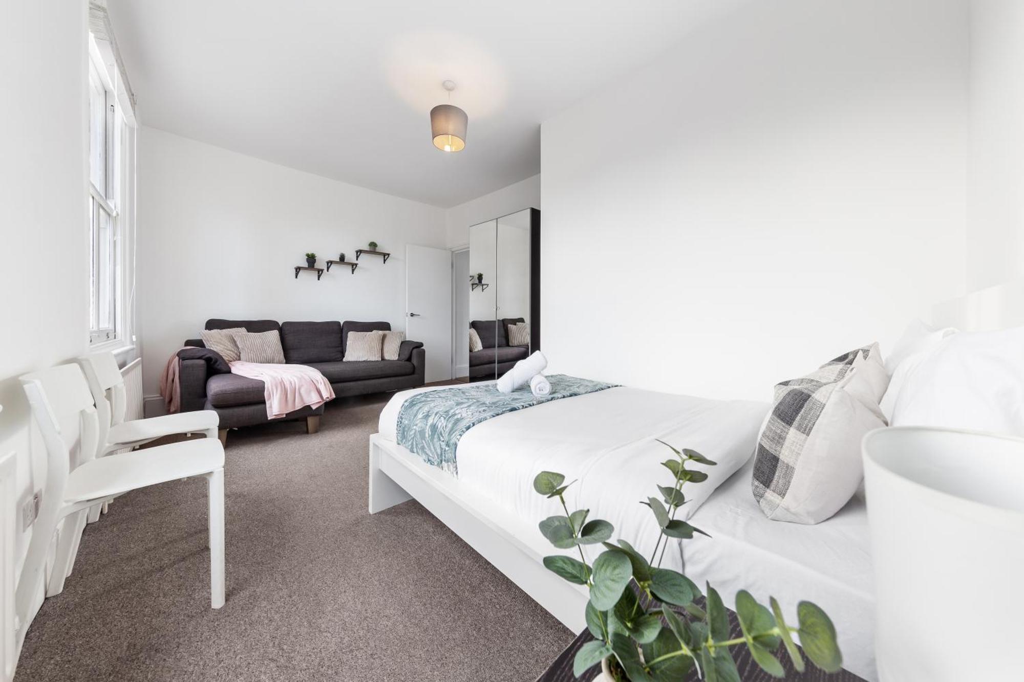 Luxury 4 Bedroom Flat With Stunning Shard View From Terrace In London! Next To Station, Sleeps 9 Apartment *