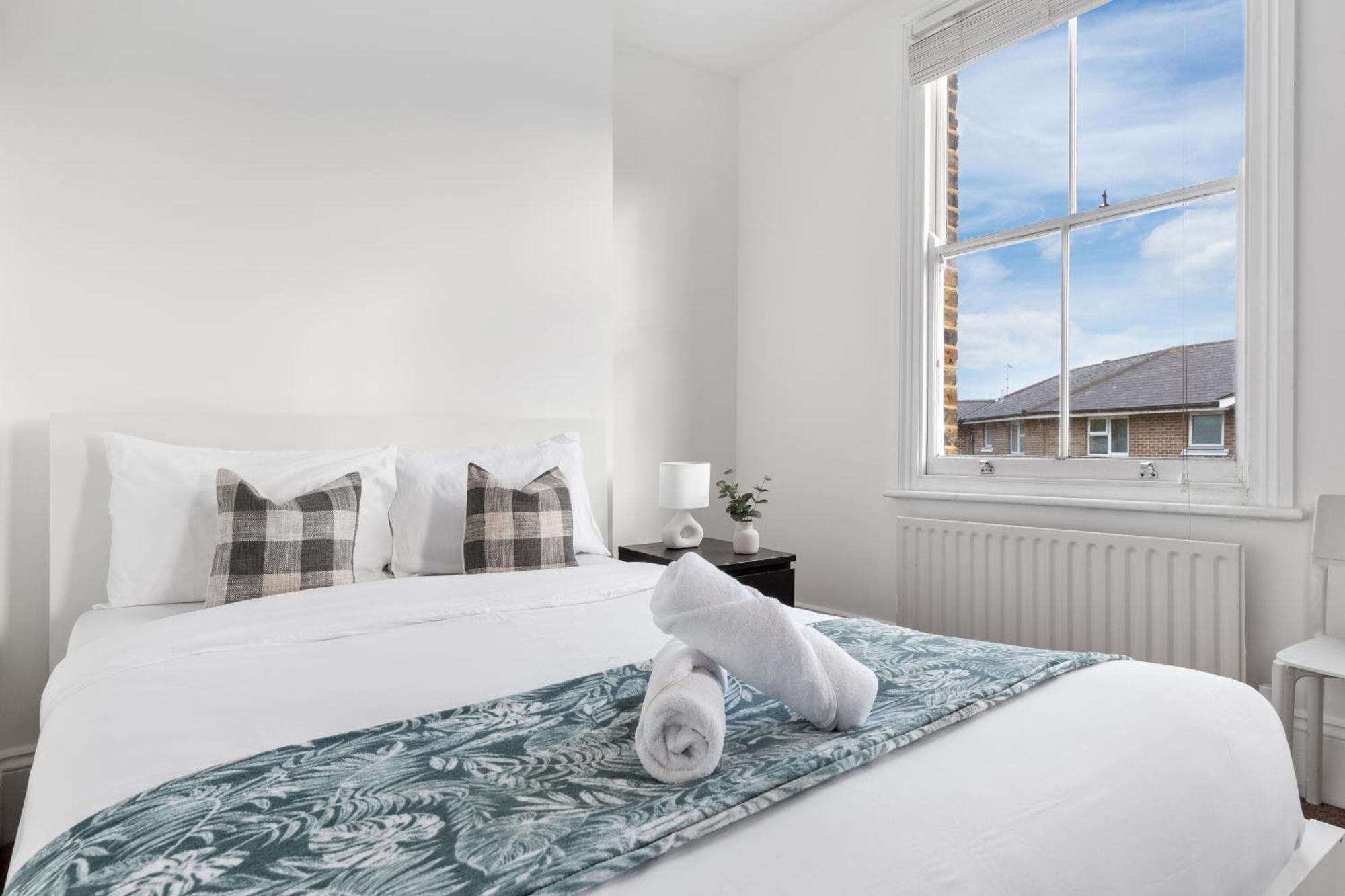 Luxury 4 Bedroom Flat With Stunning Shard View From Terrace In London! Next To Station, Sleeps 9 * London