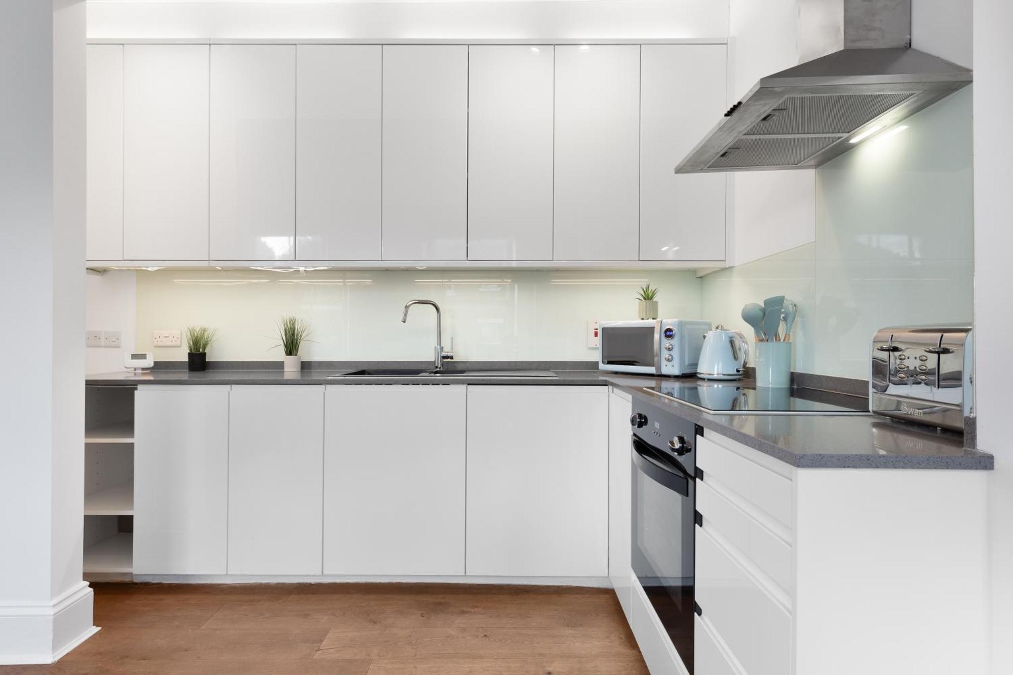Apartment Luxury 4 Bedroom Flat With Stunning Shard View From Terrace In London! Next To Station, Sleeps 9