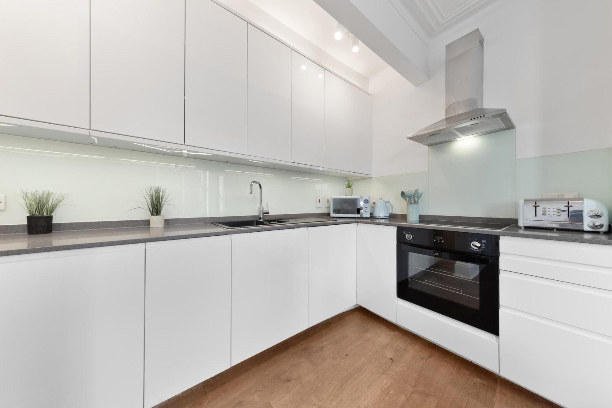 Apartment Luxury 4 Bedroom Flat With Stunning Shard View From Terrace In London! Next To Station, Sleeps 9 *