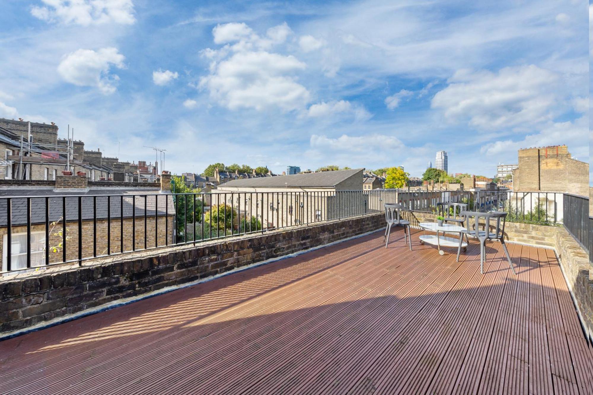 Luxury 4 Bedroom Flat With Stunning Shard View From Terrace In London! Next To Station, Sleeps 9 Apartment