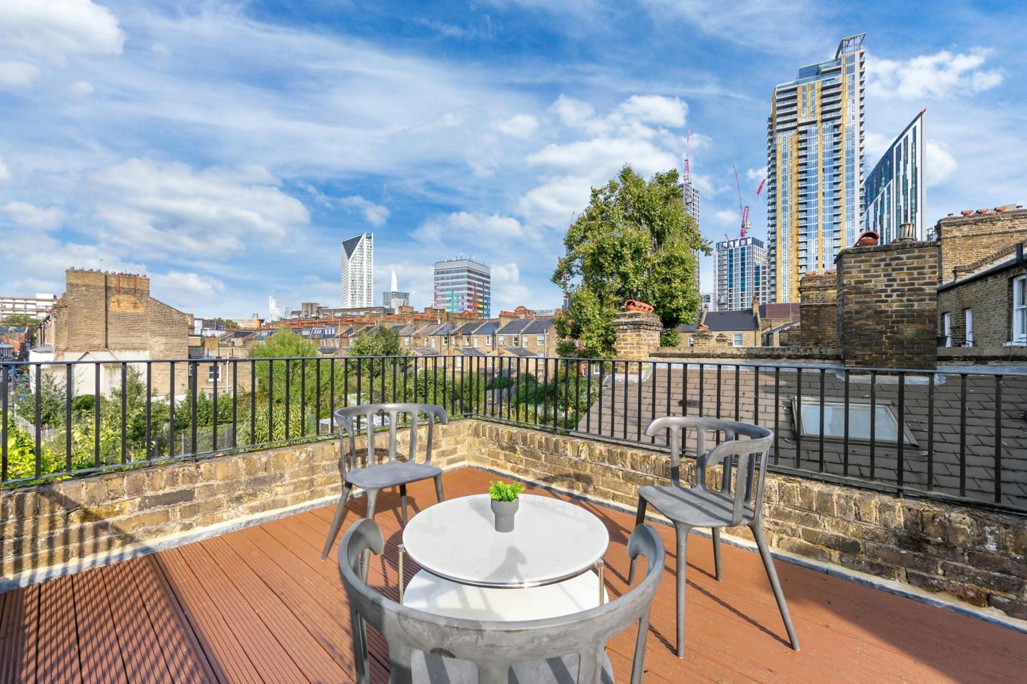 Luxury 4 Bedroom Flat With Stunning Shard View From Terrace In London! Next To Station, Sleeps 9 Apartment London