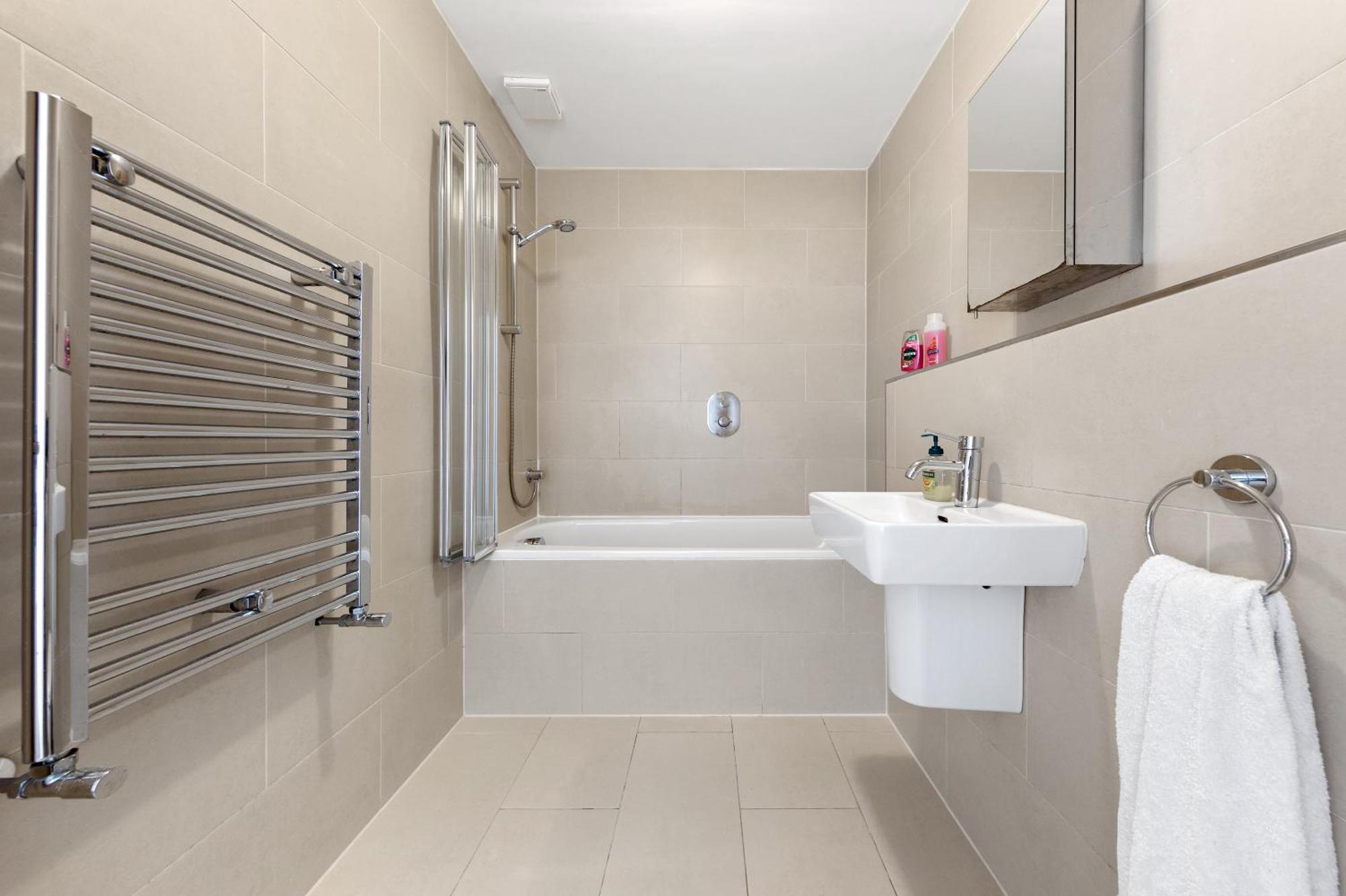 Apartment Luxury 4 Bedroom Flat With Stunning Shard View From Terrace In London! Next To Station, Sleeps 9 London
