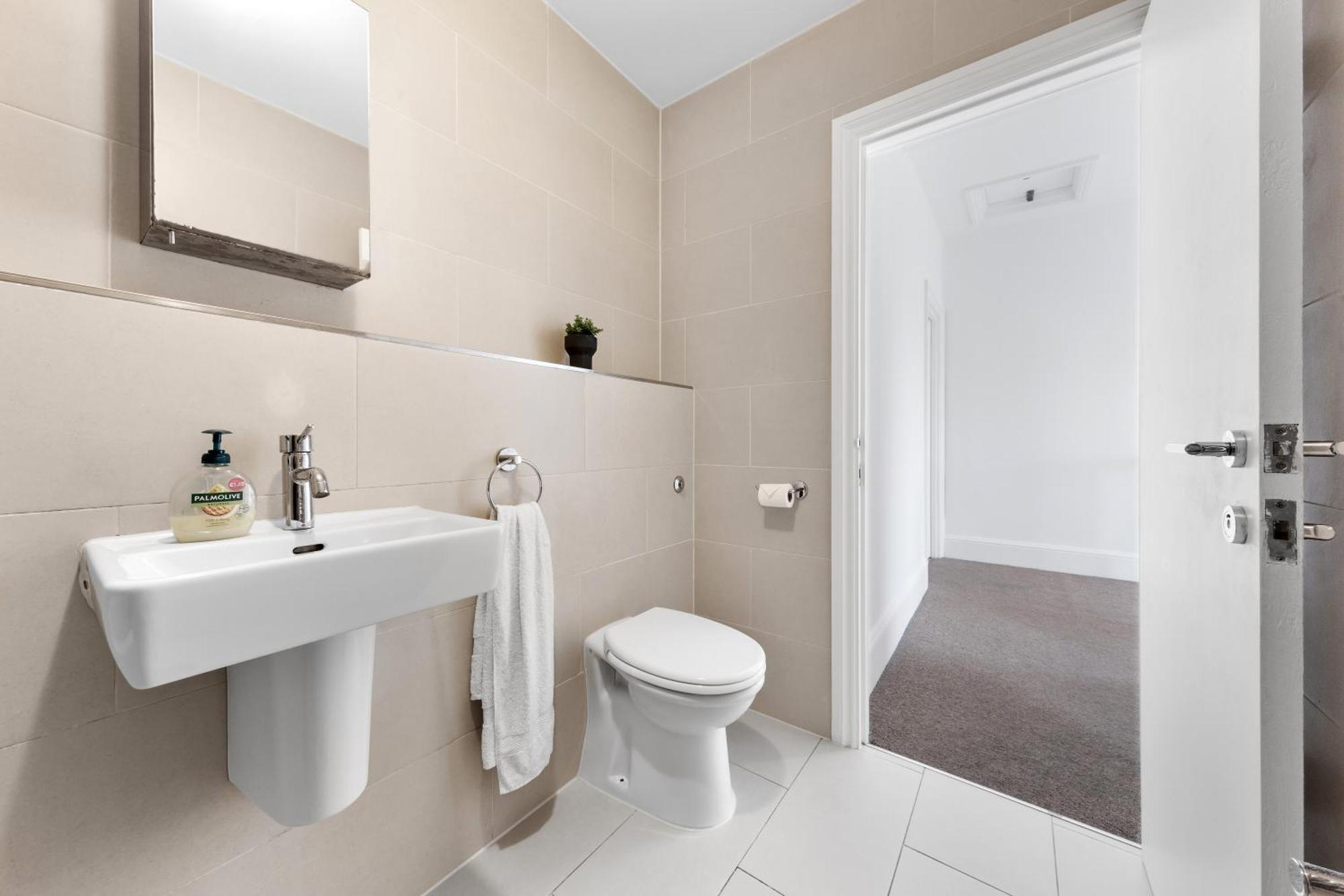 Luxury 4 Bedroom Flat With Stunning Shard View From Terrace In London! Next To Station, Sleeps 9 Apartment
