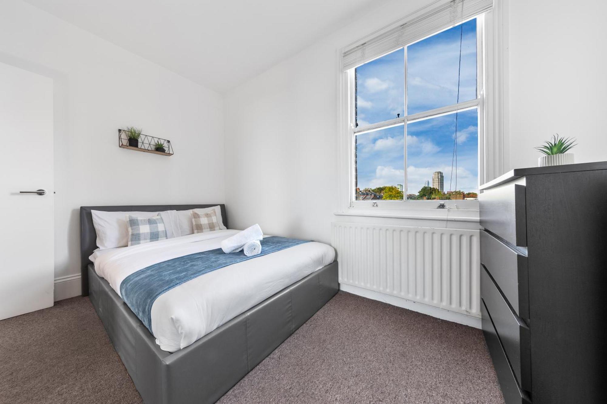 Apartment Luxury 4 Bedroom Flat With Stunning Shard View From Terrace In London! Next To Station, Sleeps 9
