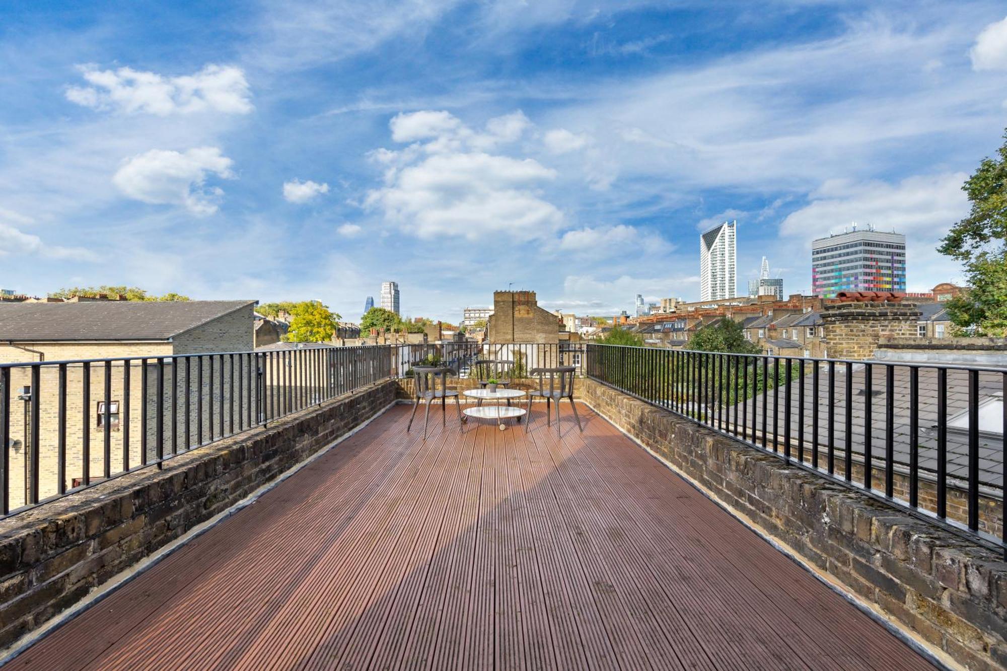Apartment Luxury 4 Bedroom Flat With Stunning Shard View From Terrace In London! Next To Station, Sleeps 9 *