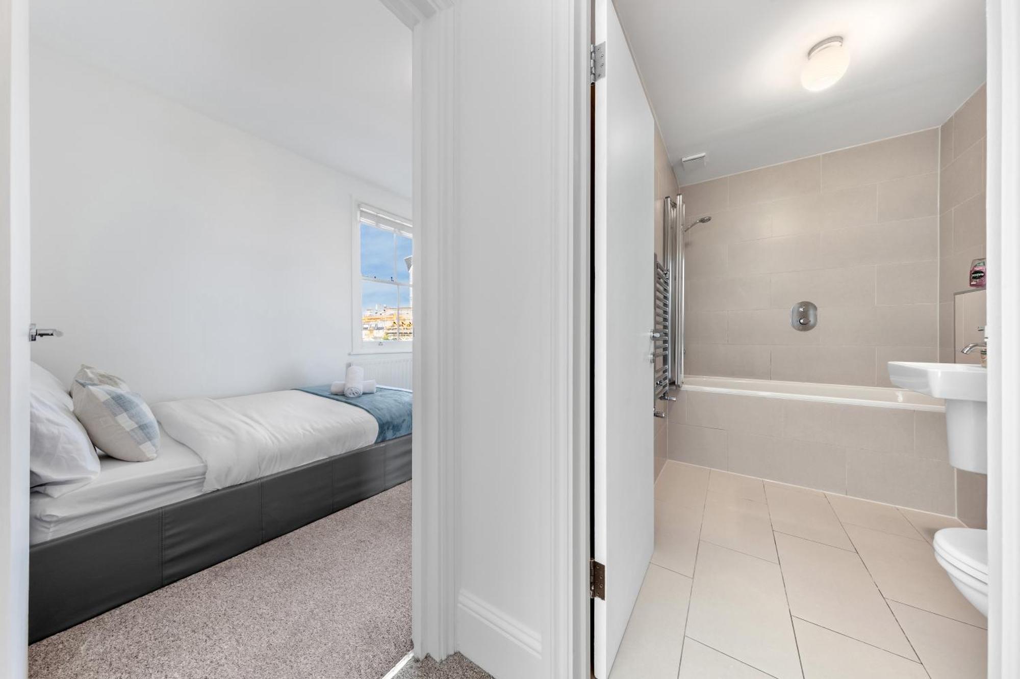 Luxury 4 Bedroom Flat With Stunning Shard View From Terrace In London! Next To Station, Sleeps 9 Apartment London