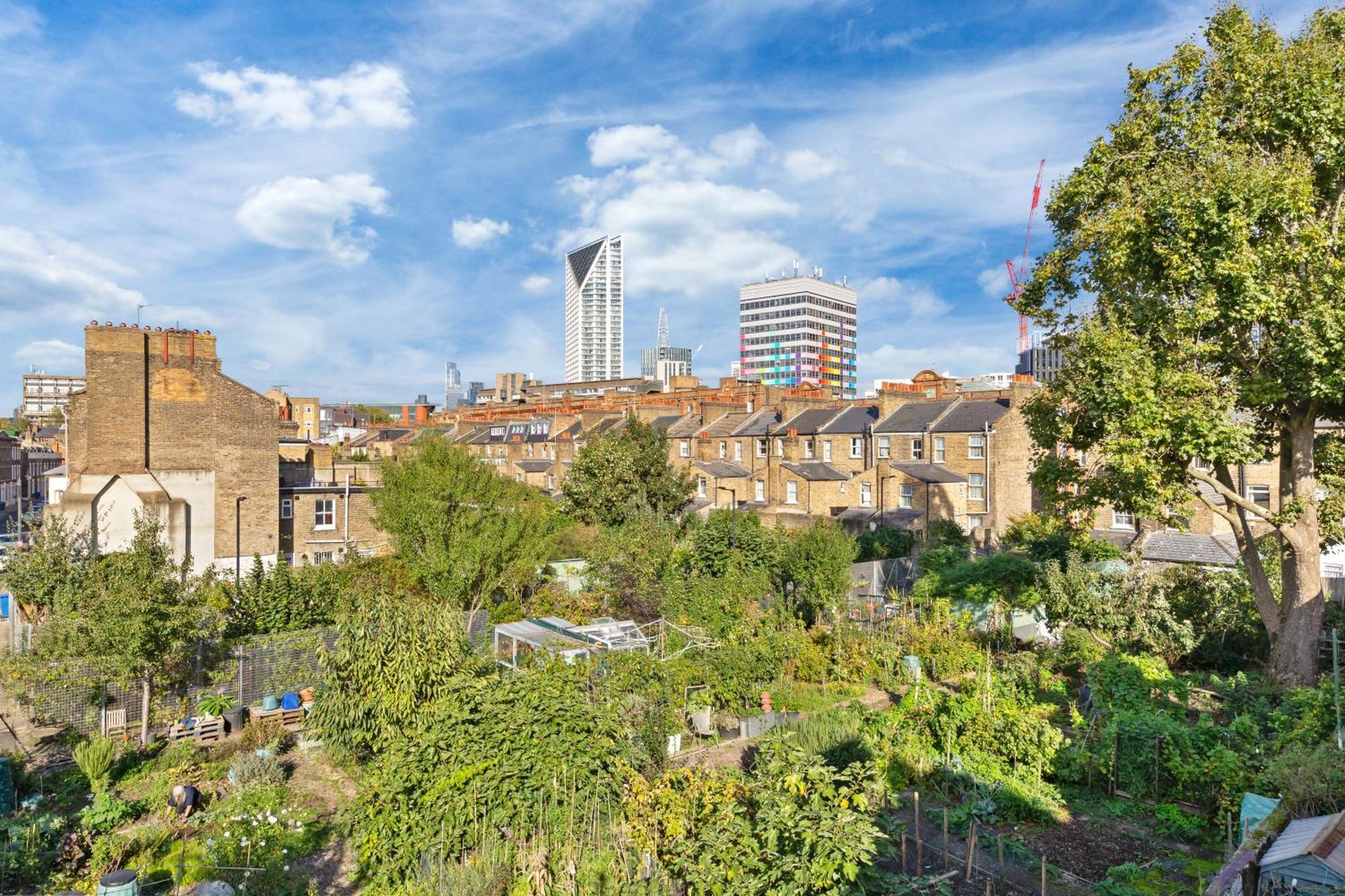 Luxury 4 Bedroom Flat With Stunning Shard View From Terrace In London! Next To Station, Sleeps 9