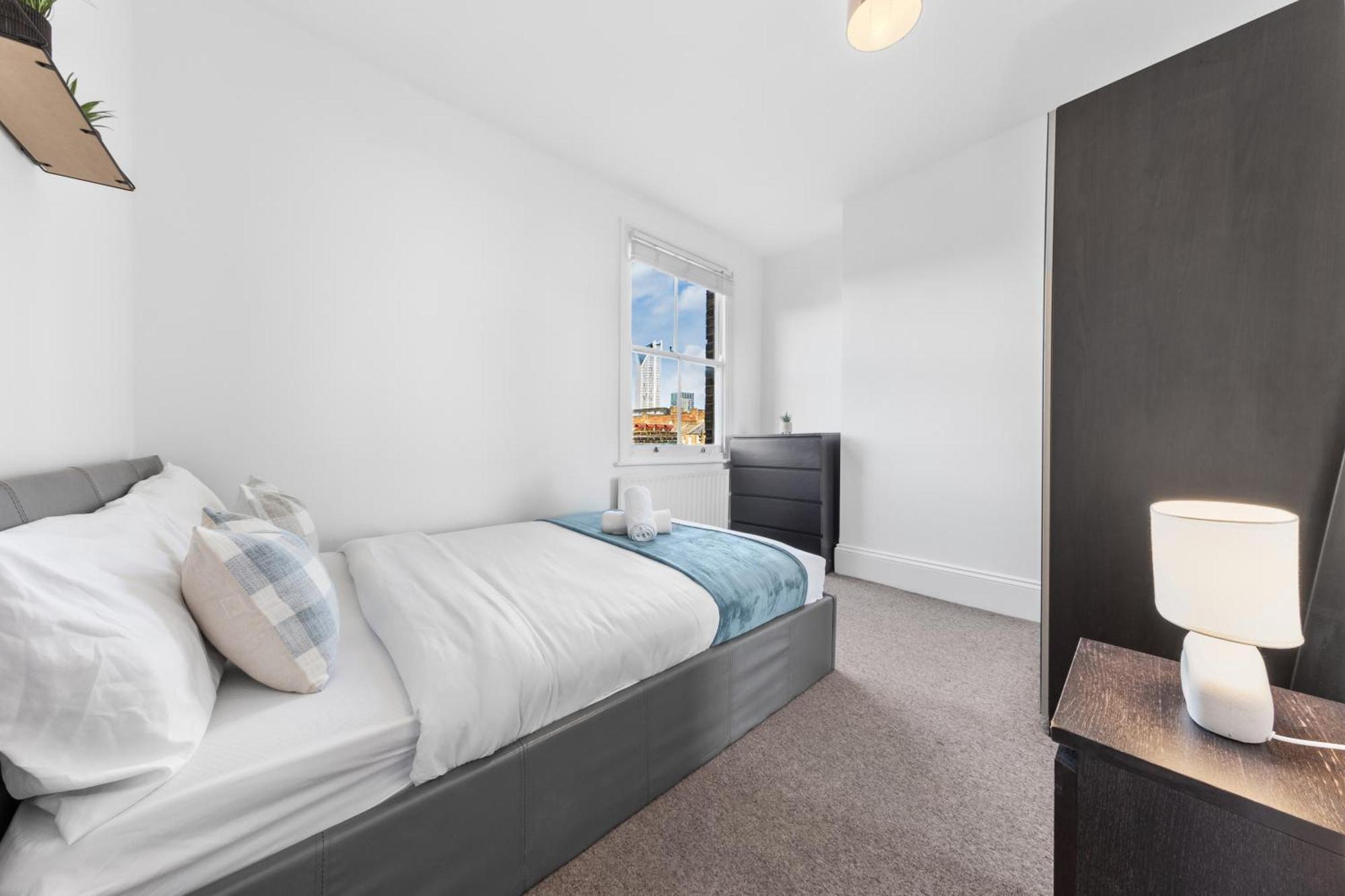 Apartment Luxury 4 Bedroom Flat With Stunning Shard View From Terrace In London! Next To Station, Sleeps 9 London