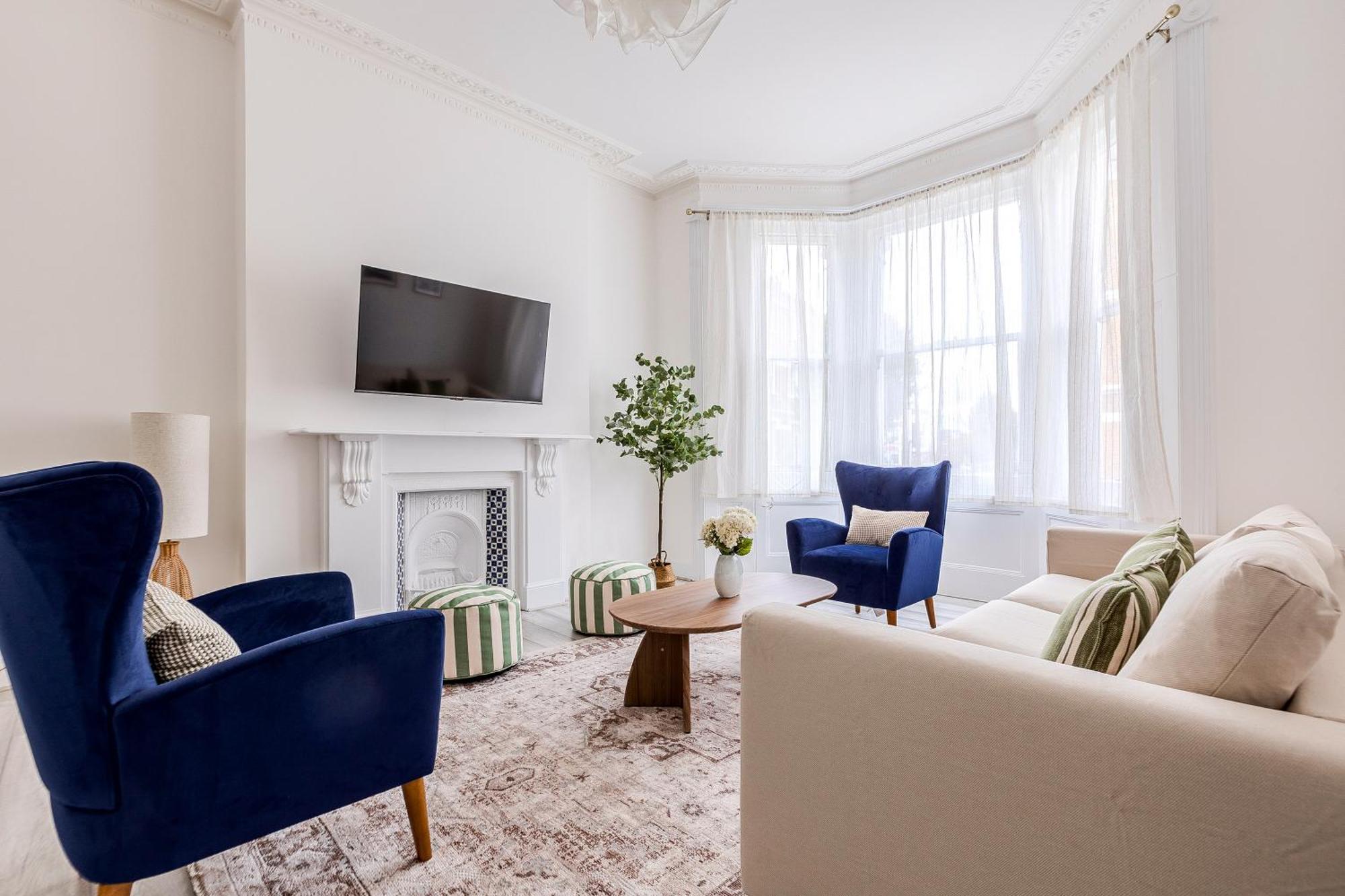 Large & Charming 5br House Near Kensington Olympia London