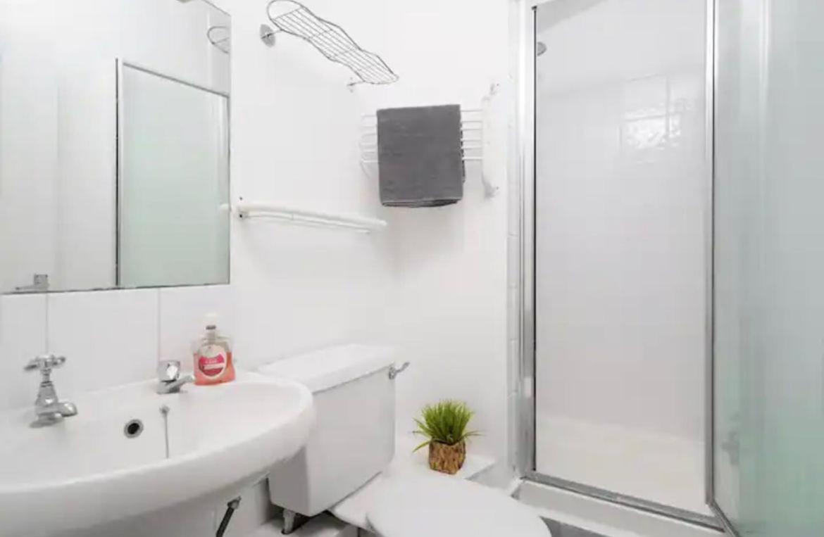 2 Bedroom Flat Sw9 -2min Walk From Brixton Station, Free Off Road Parking Apartment