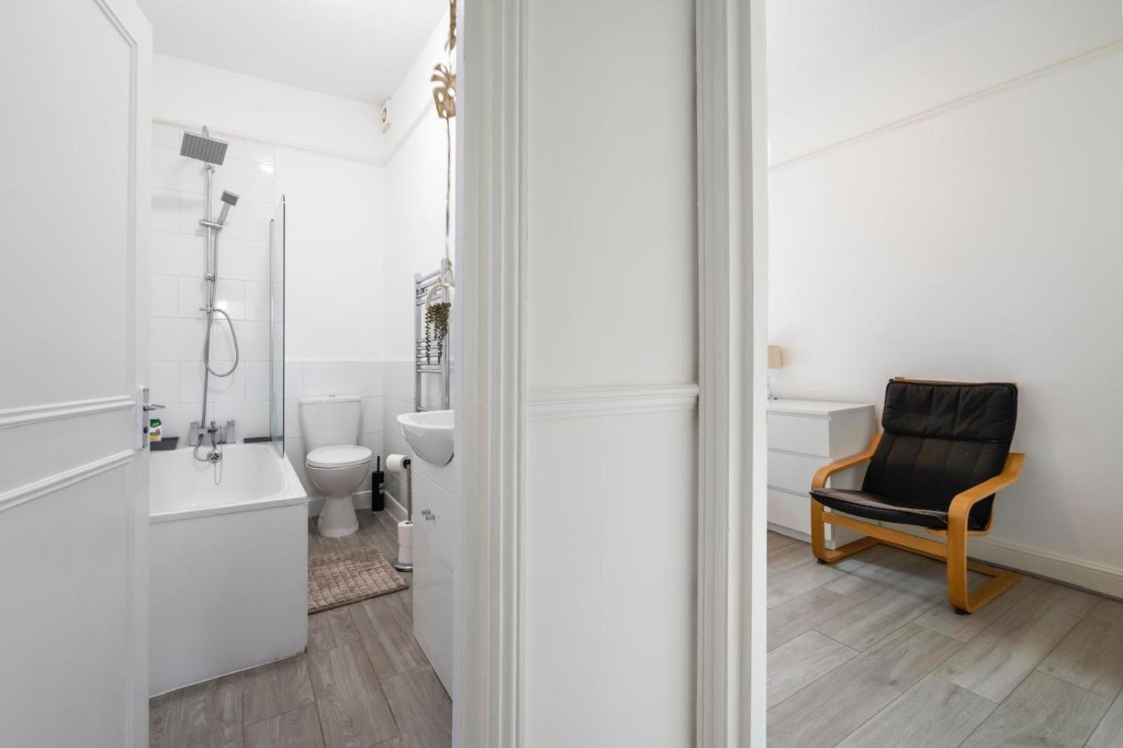 2 Bedroom Flat Sw9 -2min Walk From Brixton Station, Free Off Road Parking London