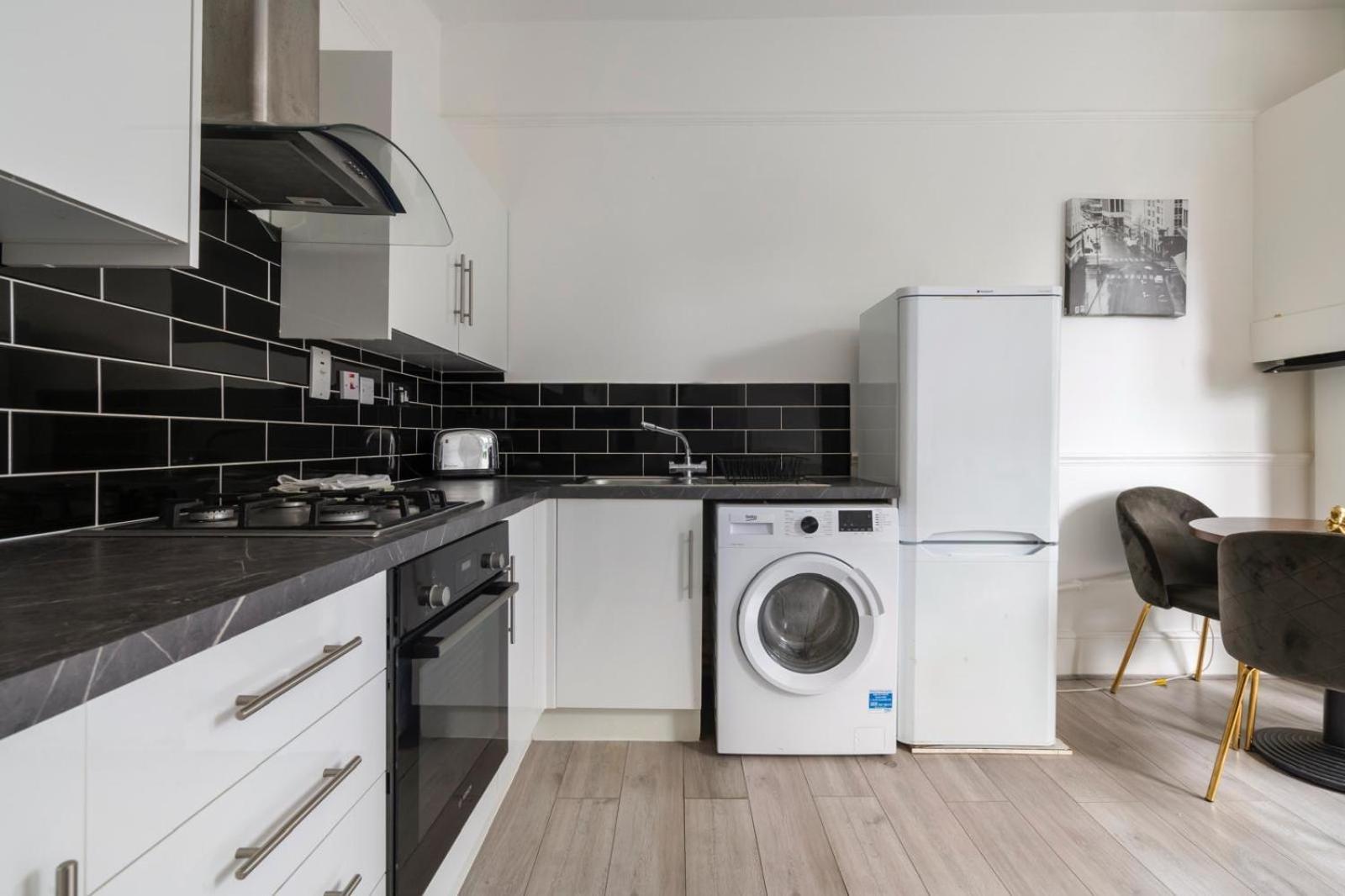 2 Bedroom Flat Sw9 -2min Walk From Brixton Station, Free Off Road Parking Apartment