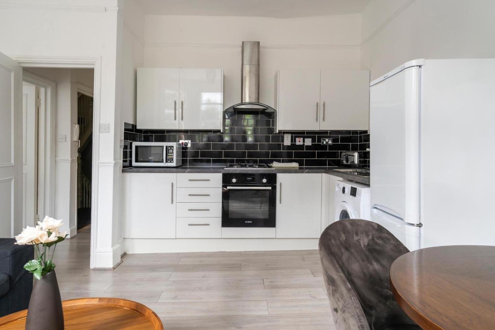Apartment 2 Bedroom Flat Sw9 -2min Walk From Brixton Station, Free Off Road Parking *