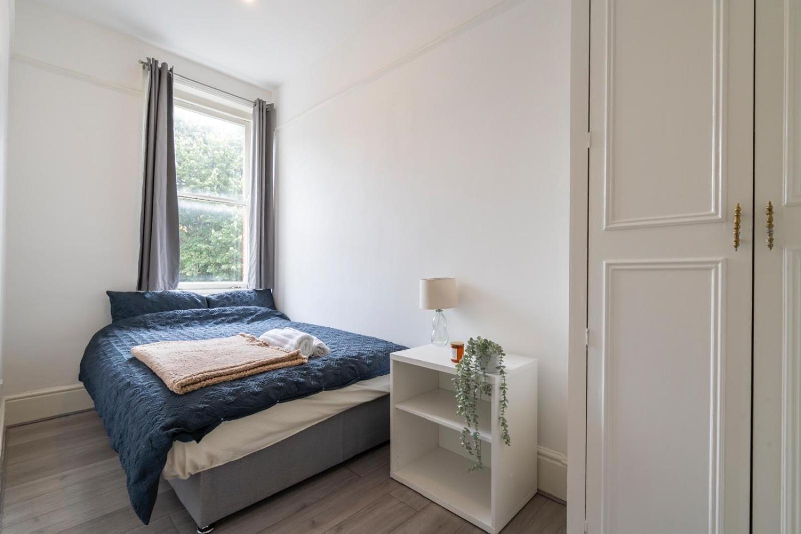 2 Bedroom Flat Sw9 -2min Walk From Brixton Station, Free Off Road Parking Apartment