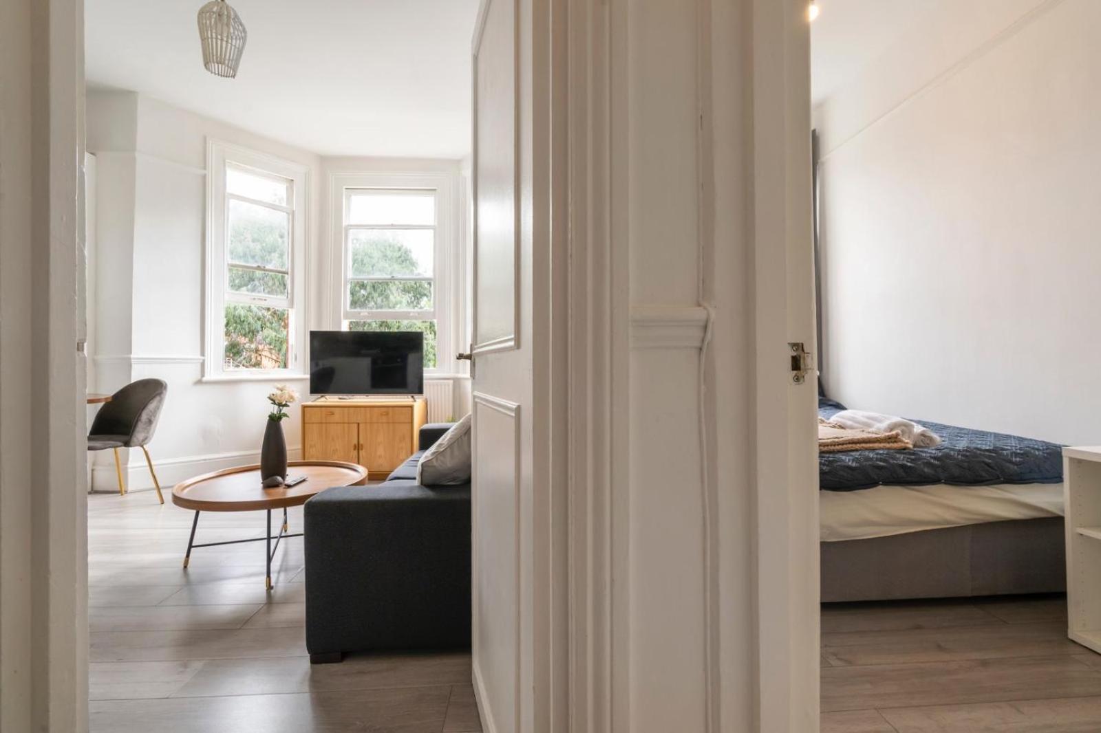 Apartment 2 Bedroom Flat Sw9 -2min Walk From Brixton Station, Free Off Road Parking