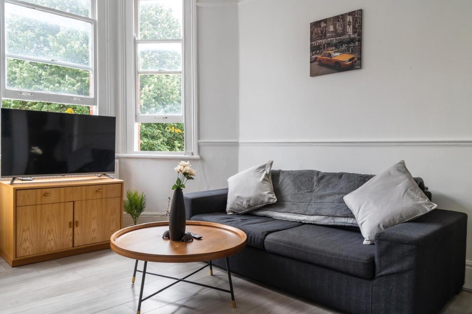 2 Bedroom Flat Sw9 -2min Walk From Brixton Station, Free Off Road Parking Apartment