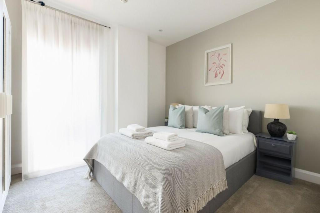 Spacious & Modern By Wembley Apartment