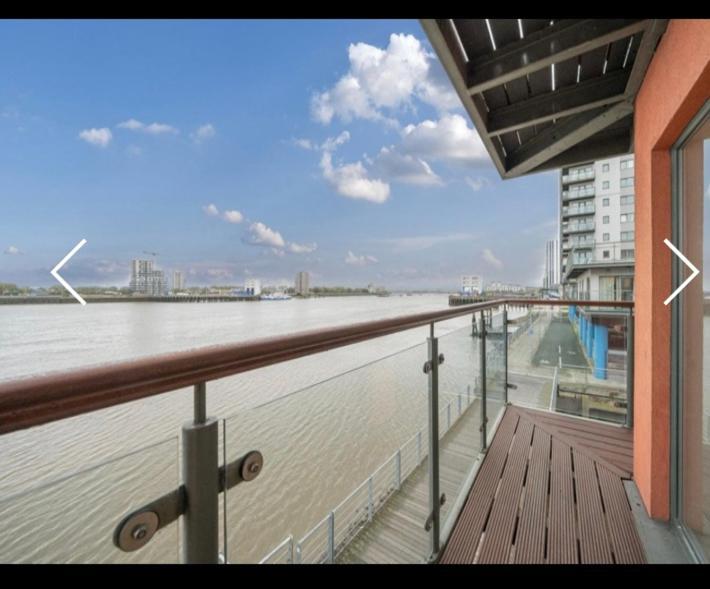 Apartment Amazing River View 2 Bedroom Apartment, Sleeps 6 , Balcony And Parking *