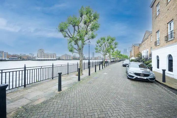 Apartment Gated Riverside Se16 With Parking Pass The Keys London