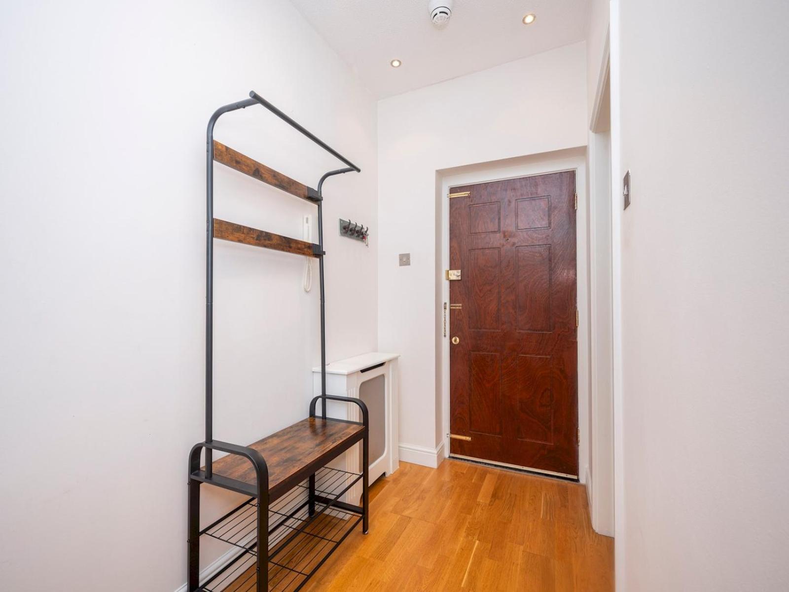 Apartment Gated Riverside Se16 With Parking Pass The Keys London
